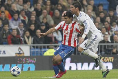 El 'Kun' Agüero lucha por un balón con Sergio Ramos durante uno de los partidos de Copa jugados este año.