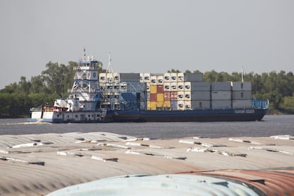 Un carguero a lo largo del río Paraná en Asunción, Paraguay