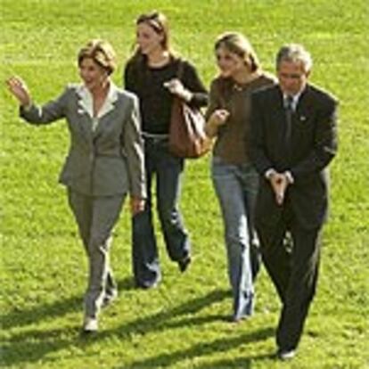 Bush y su familia, a su llegada a la Casa Blanca, después de votar.