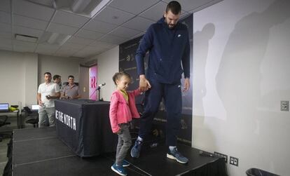 Marc Gasol con su hija Julia en la conferencia tras ganar el campeonato, en Toronto, el pasado sábado.