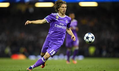 Modric controla el bal&oacute;n en la final de la Champions.