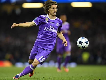 Modric controla el bal&oacute;n en la final de la Champions.