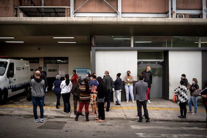 Familiares de pacientes se aglomeram em frente ao Tide Setúbal, à espera de informação na tarde fria da quinta-feira, 14 de maio, em São Paulo. A  maioria usa máscaras e aguarda que o funcionário do hospital chame em voz alta o nome do paciente.