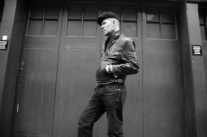 Paul Simonon frente a su casa de Londres.