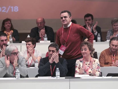 José Manuel Franco (en el centro, de pie), durante el comité regional del partido celebrado hoy.