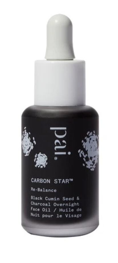 Carbon Star es un aceite negro de Pai Skincare para pieles con tendencia a los granos o a las manchas. Contiene aceite de semilla de comino negro orgánico, un producto que combate las bacterias que causan el acné, ayuda a eliminar las líneas finas y trabaja para suavizar las manchas oscuras y la decoloración. Además, su carbón vegetal absorbe el exceso de grasa de la piel y la purifica, mientras que los aceites orgánicos de Andiroba, Copaiba y Acai reducen  la inflamación, reparan las cicatrices de las manchas y equilibran la producción de sebo. Precio: 44 euros.
