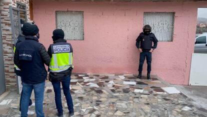 Agentes de la Policía Nacional detienen a cinco presuntos yihadistas de una red internacional en diciembre de 2023.