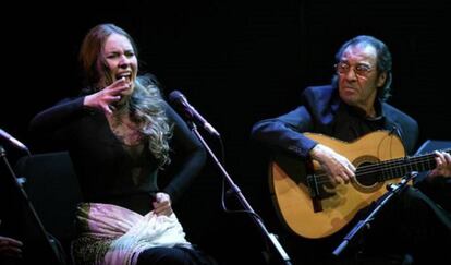 Rocío Márquez y Pepe Habicuela, en una actuación en el Teatro Real de Madrid.