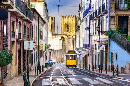 Un tranvía recorre las calles de Lisboa.