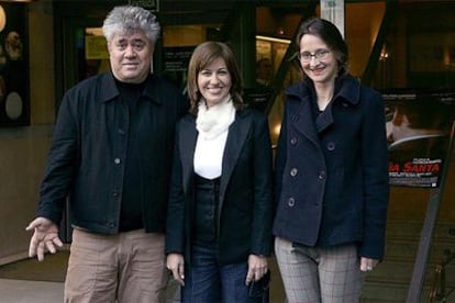 Pedro Almodóvar, junto a Mercedes Morán y, a la derecha, Lucrecia Martel.