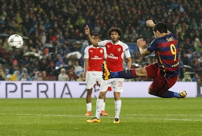 Su&aacute;rez marca el segundo gol del Bar&ccedil;a ante el Arsenal. 