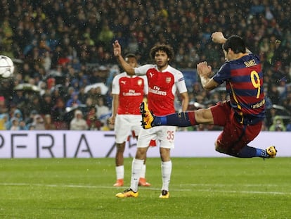 Su&aacute;rez marca el segundo gol del Bar&ccedil;a ante el Arsenal. 