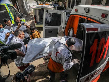 Uno de los cuerpos de los cooperantes de la organización World Central Kitchen, muertos en un ataque israelí, en Rafah este 3 de abril.