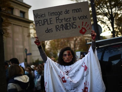 Una joven, este domingo, manifestándose en París en contra de la represión iraní.