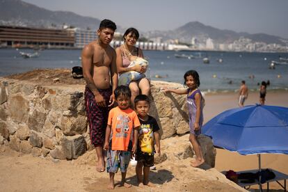 Turistas disfrutan de la playa Caleta en el puerto de Acapulco.