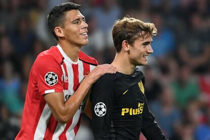 Héctor Moreno (i) del PSV y Antoine Griezmann (d) del Atlético de Madrid.