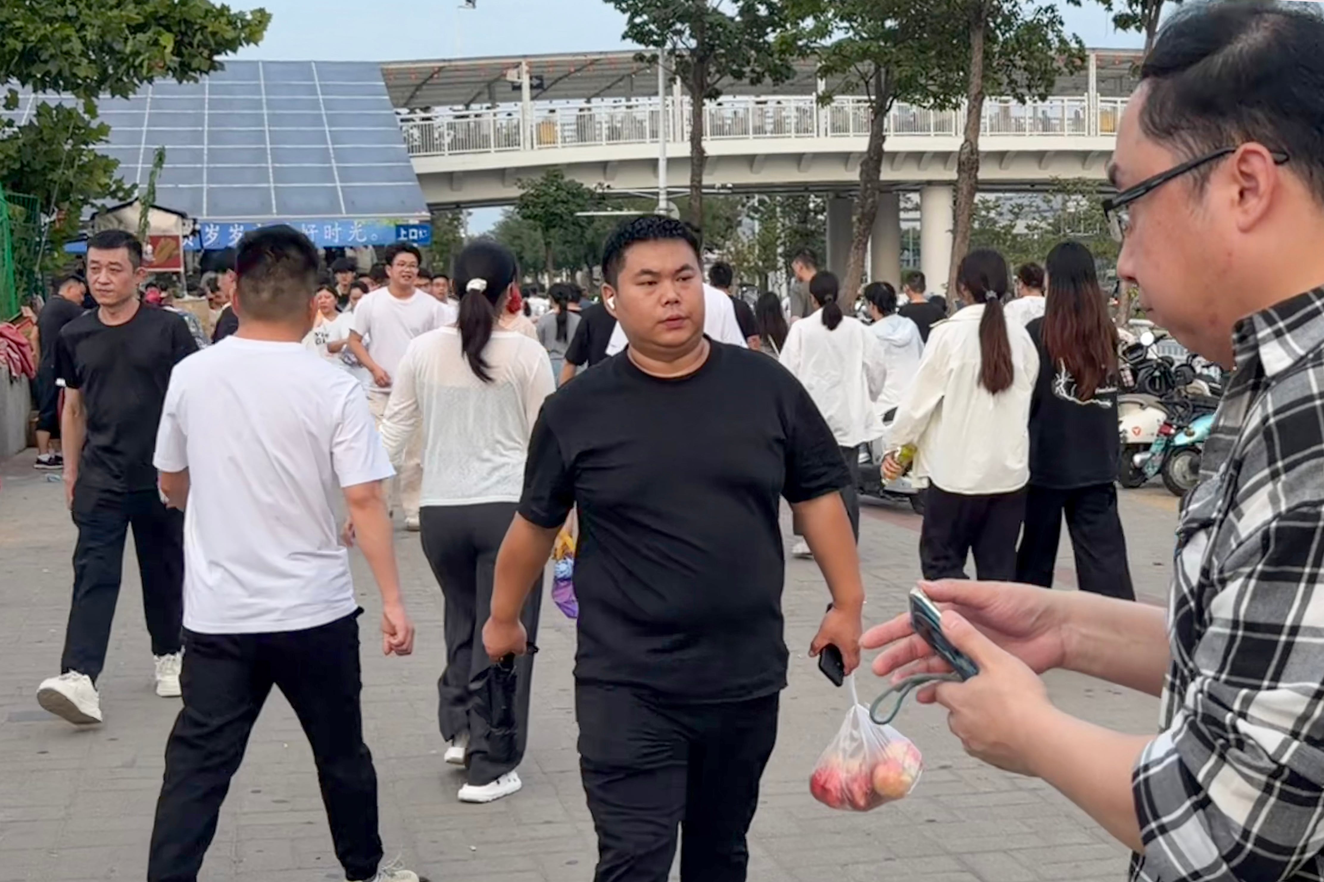 Trabajadores de Foxconn a la salida de la fábrica ubicada en Zhengzhou, China, el 7 de julio de 2026.
