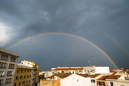 Un arco iris cruza el cielo de Mahón (Menorca), este viernes.