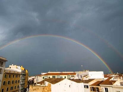 Un arco iris cruza el cielo de Mahón (Menorca), este viernes.