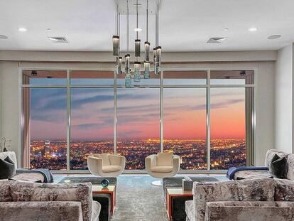 El salón principal y sus espectaculares vistas, en una imagen publicada en la agencia inmobiliaria que vende el apartamento más caro de Los Ángeles.