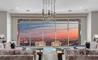 El salón principal y sus espectaculares vistas, en una imagen publicada en la agencia inmobiliaria que vende el apartamento más caro de Los Ángeles.