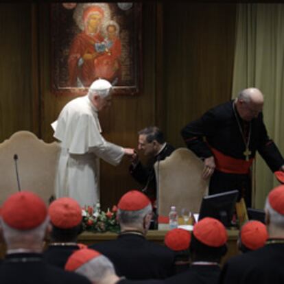 El papa Benedicto XVI, ayer durante la reunión con el Colegio Cardenalicio en el Vaticano.