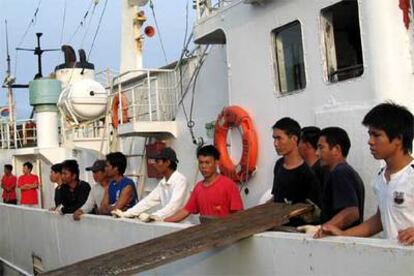 Los tripulantes del pesquero esperan en cubierta para desembarcar en el puerto de Mombasa.