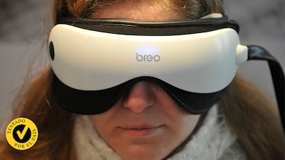 Una mujer con gafas de masaje ocular.