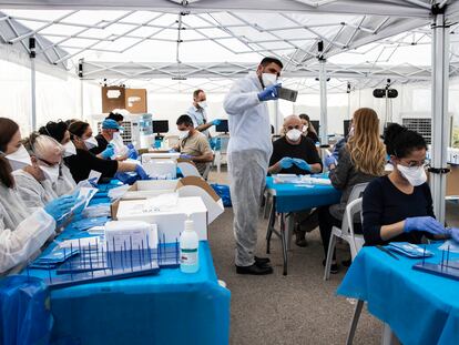 Recuento de las papeletas de votantes sometidos a cuarentena en las elecciones de Israel, el miércoles en Tel Aviv.