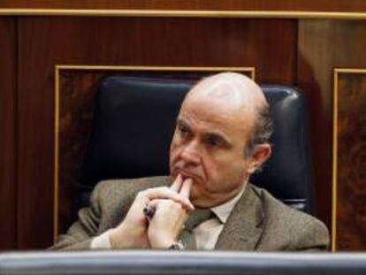 El ministro de Economía y Competitividad, Luis de Guindos, durante su intervención en la sesión de control al Gobierno. EFE/Archivo