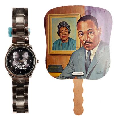 Reloj con la imagen del reverendo Luther King y del expresidente Obama y singular abanico de la colección.