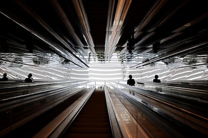 Una persona sube las escaleras mecánicas de la nueva tienda de Apple en Marina Bay Sands, durante su presentación a los medios de comunicación, en Singapur.