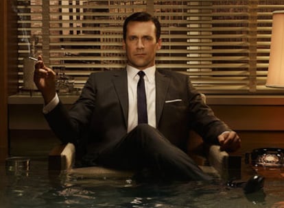 Uno de los galanes <i>salvables</i>, Jon Hamm (a la derecha), en la serie <i> Mad men.</i>