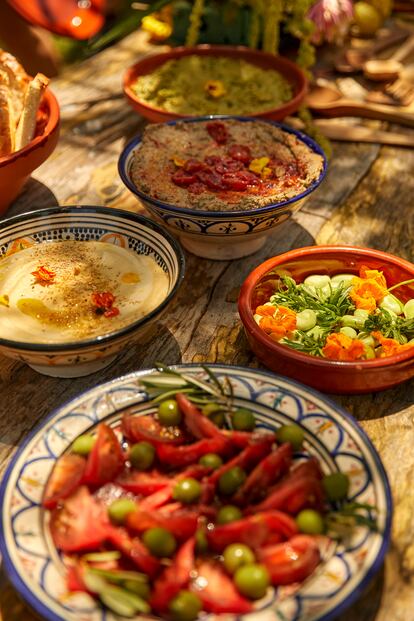 Varios platos se distribuyen en una mesa de la finca Can Portmany, adaptada para una de las experiencias que el australiano Liam Aldous idea desde su proyecto Colourfeel.