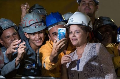 Dilma Rousseff se toma una selfie con trabajadores del Metro.