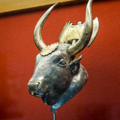 Busto de toro minoico.