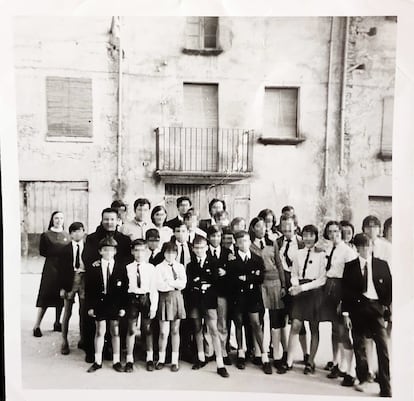A la izquierda, Alejandra Torroba, religiosa escolapia acusada de abusos sexuales en un colegio de Igualada, en Barcelona, en los años sesenta, en una imagen cedida.