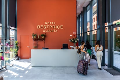 Viajeras en la recepción del Hotel Bestprice Alegría, en Madrid, este lunes. 