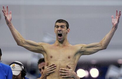 El nadador Michael Phelps muestra su euforia tras el triunfo de Estados Unidos en los 4x100 metros libre mientras su compañero Garrett Weber- Gale le abraza durante la Juegos Olímpicos de Pekín 2008.