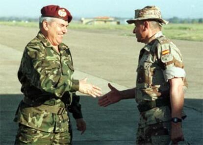 El general jefe del Estado Mayor del Ejército, Luis Alejandre Sintes, saluda al jefe de la Brigada Plus Ultra II, Fulgencio Coll (dcha), a su llegada a Talavera la Real.