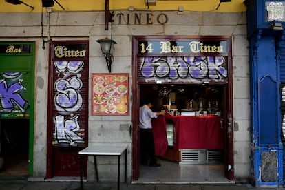 Un bar de la plaza Mayor de Madrid, cerrando el pasado viernes.