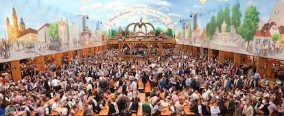 Sobre estas líneas, la carpa de Paulaner en el Oktoberfest de 2018.