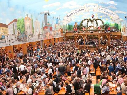 Sobre estas líneas, la carpa de Paulaner en el Oktoberfest de 2018.