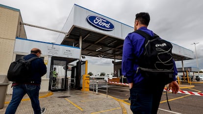 Trabajadores en la fábrica de Ford Almussafes el pasado mes de junio entrando a la factoría valenciana.
