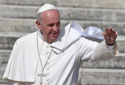 El papa Francisco, ayer, saluda a los feligreses durante la audiencia general de los mi&eacute;rcoles en la Plaza de San Pedro del Vaticano