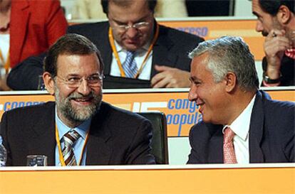 Mariano Rajoy conversa con Javier Arenas, durante la segunda jornada del XV Congreso Nacional del PP.