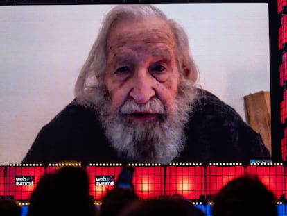 Noam Chomsky, durante su intervención por videoconferencia en el Web Summit 2022.