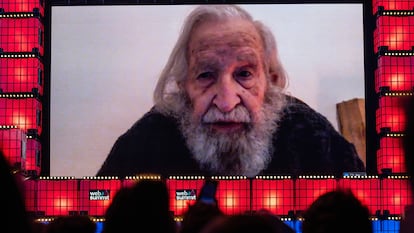 Noam Chomsky, durante su intervención por videoconferencia en el Web Summit 2022.