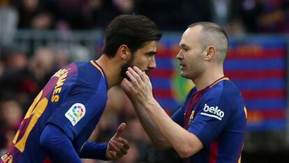 Andr&eacute; Gomes sustituy&oacute; a Iniesta, lesionado.