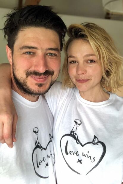 La actriz junto a Marcus Mumford, con una camiseta para recaudar fondos para la covid ilustrada por Charlie Mackesy.